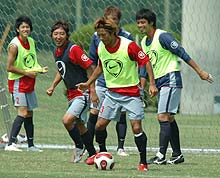 ＦＷ柳沢（右から２人目）のプレーを後方から笑顔で見守るＤＦ内田（左）