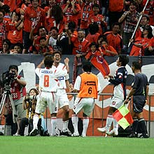 大宮FW森田(中央)はゴールを決めMF小林大(左)らと喜び合う
