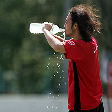 練習で豪快に水を飲む浦和の闘莉王（撮影・鹿野芳博）