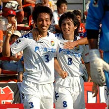 前半、ゴールを挙げた千葉ＤＦ斎藤（左）はＭＦ水野から祝福される