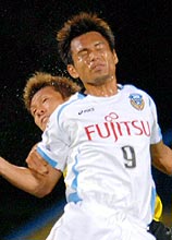 柏対川崎Ｆ　前半、ヘディングでボールを競り合う川崎ＦのＦＷ我那覇