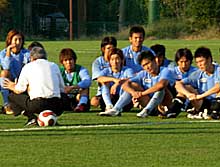 Jリーグとの話し合いを終え、練習後の選手に説明する川崎Fの武田社長