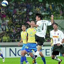 浦和対城南一和 後半、田中達がヘディングで同点ゴールを決める(共同)