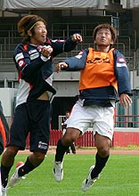 駒場スタジアムで前日練習する大宮の選手たち