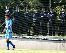 横浜ＦＣ対横浜　カズのプレーを見る警備の警察官（撮影・神戸崇利）
