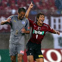 後半、ゴールを決め喜ぶ鹿島FW田代。左は大分・ホベルト(撮影・水谷安孝)
