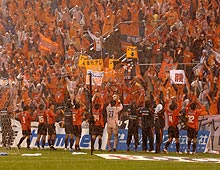 試合後、雨の中で声援を送ったサポーターにあいさつする大宮イレブン