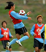 ミニゲームで軽快な動きを見せる川崎Fの井川(撮影・下田雄一)
