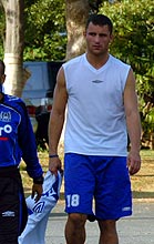 非公開練習を終えクラブハウスに引き揚げるG大阪FWバレー
