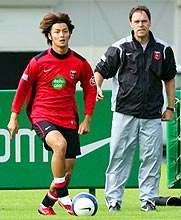 紅白戦で浦和オジェック監督から指示されるFW永井(撮影・神戸崇利)