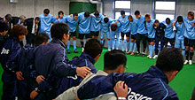 川崎Fはフロント、スタッフら総勢105人で決起集会を開き、円陣を組んだ