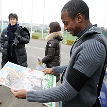 朝青龍の記事が掲載された本紙を見る川崎FのFWジュニーニョ