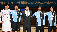 関塚監督（中央）と肩を組む川崎Ｆ新入団選手