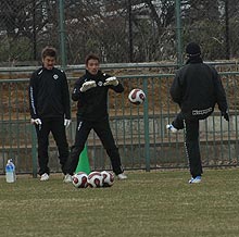 菊池GKコーチ(右)を相手に練習に励む東京VのGK土肥(中央)。左は高木