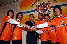 長谷川監督（左から３人目）を囲む清水の新加入選手