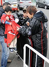 練習を終えサポーターにサインをするMF梅崎(右端)(撮影・山崎哲司)