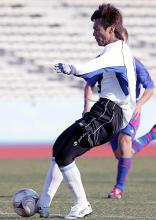 川崎F対東京 後半、途中出場した川崎FのFW我那覇は右足でゴールを決める