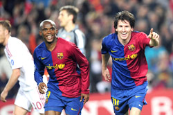 準々決勝第１戦前半、バルセロナのメッシ（右）はゴールを決め笑顔で駆けだす。左はエトー（ＡＰ）