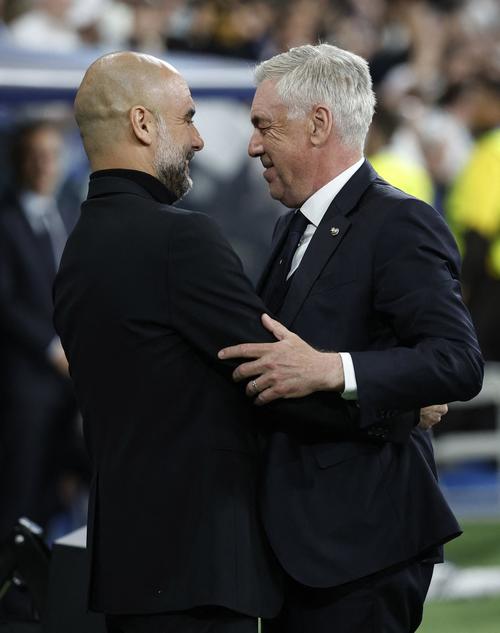試合前、レアル・マドリードのアンチェロッティ監督（右）はマンチェスター・シティのグアルディオラ監督と抱き合う（ロイター）