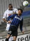 競り合う長友(AP)