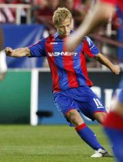 後半、決勝点となるＦＫを決めるＣＳＫＡモスクワ本田（共同）