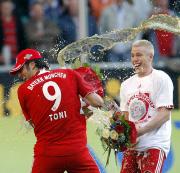 バイエルンのトニ(手前)らは優勝を喜ぶ(AP)