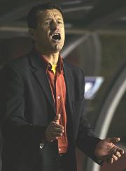 試合中、顔をしかめながら大声で叫ぶブラジル代表のドゥンガ監督（ＡＰ）
