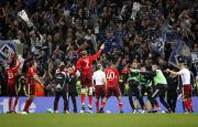 UEFA杯4強入りを決め喜ぶハンブルガーSVの選手たち(AP)