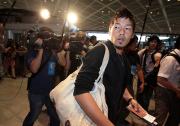 フランスに出発する松井(撮影・宇治久裕)