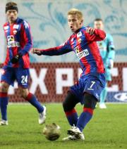 アムカル戦の後半、攻め込むCSKAモスクワ本田(右)(共同)