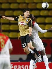 モナコ戦で、競り合うグルノーブル松井(共同)