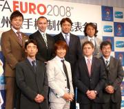 制作発表会見に出席した、ストイコビッチ監督(前列右から2人目)ら