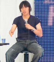 トークショーに参加し、自身のプレーについて熱弁する中村俊輔