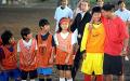ロナウジーニョが日本少年と草サッカー - 海外サッカーニュース