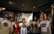 マラドーナ氏の４８歳の誕生日を祝う熱狂的なファンたち（ＡＰ）