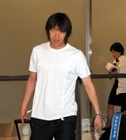 白と黒のシンプルな服装で帰国した中村俊輔(撮影・酒井清司)