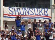 サテライトリーグでセルティック中村の横断幕を掲げる横浜サポーター