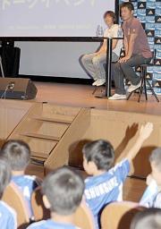 質問コーナーで、笑顔で質問に答える中村俊。右は小倉氏