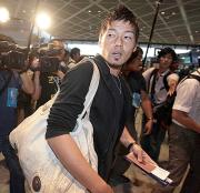 フランスに出発する松井（撮影・宇治久裕）