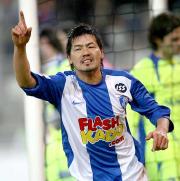 ゴールを決めた松井は右手を突き上げてピッチを駆ける(撮影・PIKO)