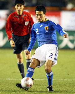 キリンチャレンジ杯 日本対ボスニア・ヘルツェゴビナ 後半33分から途中出場し、パスを出すMF今野泰幸(2008年1月30日)