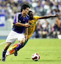 親善試合 日本対カメルーン 後半、MFコメとボールを奪い合うMF今野泰幸=九州石油ドーム(2007年8月22日)