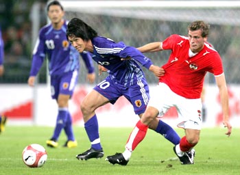 3大陸トーナメント 日本対オーストリア 前半、中村俊輔(左)はサウメルと激しく競り合う(2007年9月7日)