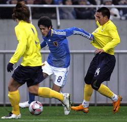 Ｗ杯アジア３次予選２組第１戦　日本対タイ　前半、右サイドを突破するＤＦ内田篤人（２００８年２月６日）