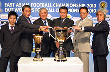 記者発表で大会の成功を誓う東アジア連盟小倉純二会長（左から３人目）日本代表岡田武史監督（右から２人目）ら関係者