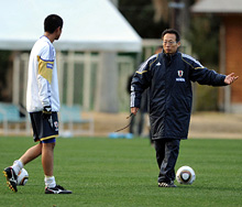 代表合宿で平山相太（左）をマンツーマンで指導する岡田武史監督