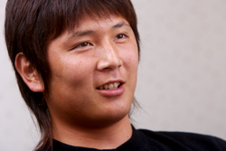 時折笑顔を見せつつ、ゲームする涌井