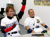 ハム逃げ切り勝利でお立ち台ポーズの新庄