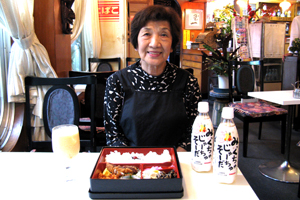 １番人気の日替わり定食とオーナーの東田良子さん