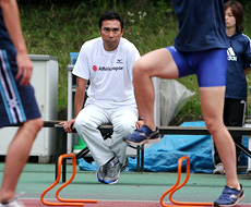 学生のトレーニングを真剣な表情で見守る(2007年7月3日)